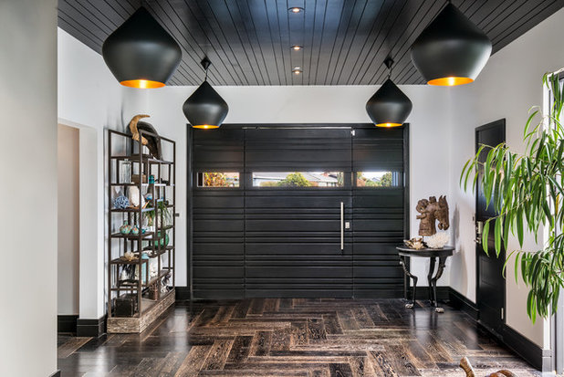 Contemporary Entry by SINGLEPOINT DESIGN BUILD INC.