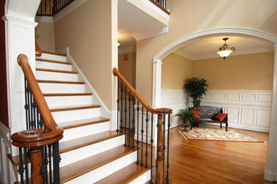 Klassisches Foyer mit beiger Wandfarbe und braunem Holzboden in Atlanta
