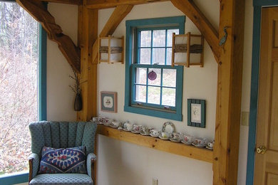 Imagen de puerta principal rústica pequeña con paredes beige, suelo de madera clara, puerta simple y puerta de madera clara