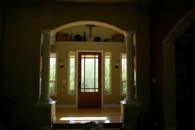 サクラメントにあるトラディショナルスタイルのおしゃれな玄関の写真