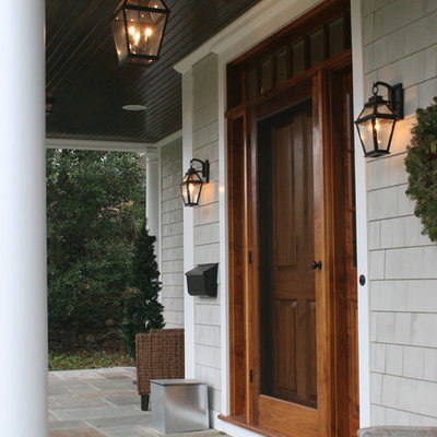 Example of a classic entryway design in New York