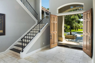 Ejemplo de entrada contemporánea con paredes grises, puerta doble y puerta de madera en tonos medios
