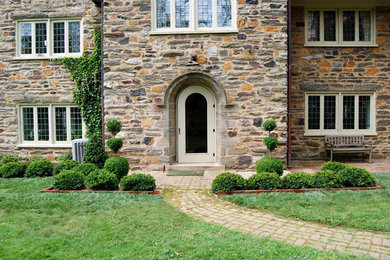 Example of a classic entryway design in Philadelphia