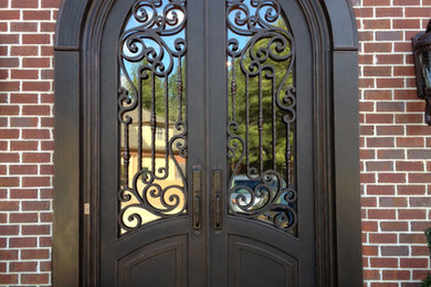 Ejemplo de puerta principal clásica renovada grande con puerta doble y puerta metalizada