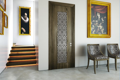 Ispirazione per un ingresso o corridoio vittoriano con pareti bianche, una porta singola, una porta in legno scuro e pavimento grigio