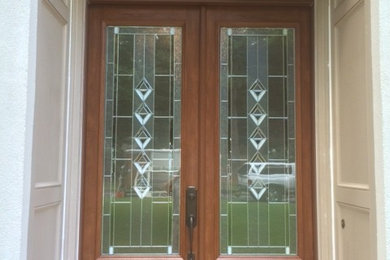 アトランタにある中くらいなトラディショナルスタイルのおしゃれな玄関ドア (木目調のドア) の写真