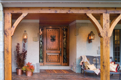 Modelo de puerta principal rústica de tamaño medio con paredes beige, puerta de madera oscura y puerta simple
