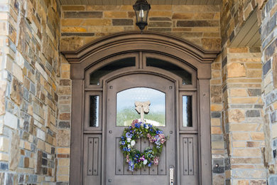 Ejemplo de puerta principal rural con puerta simple y puerta de madera oscura
