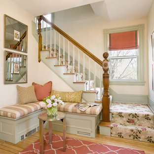 Shabby-Style Eingang mit Foyer und hellem Holzboden in Boston