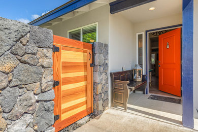 ハワイにある高級な小さなビーチスタイルのおしゃれな玄関 (ベージュの壁、セラミックタイルの床、オレンジのドア) の写真