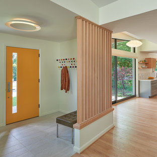 Mittelgroßer Mid-Century Eingang mit beiger Wandfarbe, hellem Holzboden, Einzeltür und orangefarbener Tür in Washington, D.C.