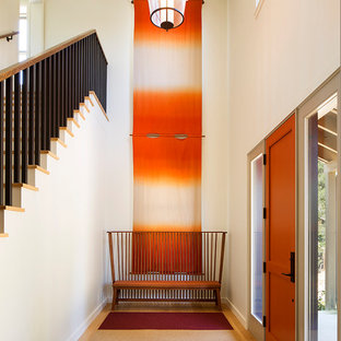 Moderner Eingang mit Korridor, weißer Wandfarbe, Einzeltür und orangefarbener Tür in San Francisco