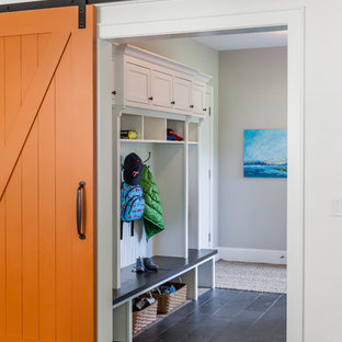Idee per un ingresso con anticamera classico con una porta arancione e pareti bianche