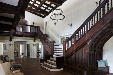 Geräumiges Klassisches Foyer mit weißer Wandfarbe, dunklem Holzboden und braunem Boden in Philadelphia