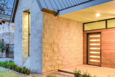 Diseño de entrada moderna pequeña con paredes marrones, suelo de piedra caliza, puerta simple y puerta de madera en tonos medios