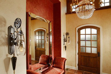 他の地域にあるラグジュアリーな中くらいなトラディショナルスタイルのおしゃれな玄関ロビー (赤い壁、セラミックタイルの床) の写真