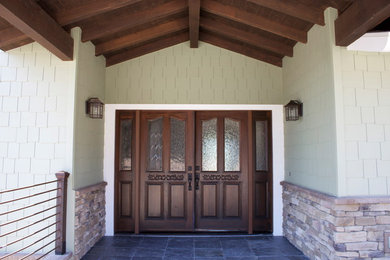 Ejemplo de puerta principal de estilo americano grande con paredes verdes, suelo de pizarra, puerta doble, puerta de madera oscura y suelo gris