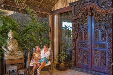 Foto di un corridoio tropicale con pavimento in marmo, una porta a due ante e una porta in legno scuro
