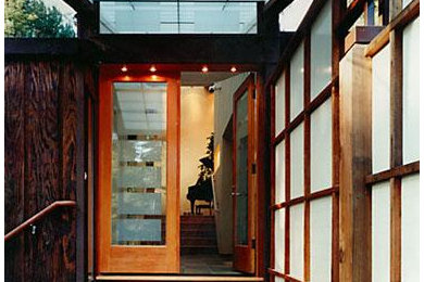 サンフランシスコにある高級な中くらいなコンテンポラリースタイルのおしゃれな玄関ドア (茶色い壁、セラミックタイルの床、茶色いドア、茶色い床) の写真