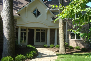 Example of a classic entryway design in Cleveland