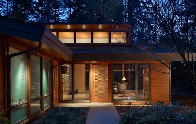 Houzz Tour: Transparency Guides a Woodland Home