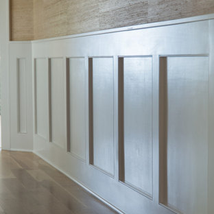 Foto de distribuidor papel pintado y papel pintado, de estilo americano, grande, papel pintado, con paredes beige, suelo de madera en tonos medios, puerta simple, puerta roja, suelo beige, papel pintado y papel pintado