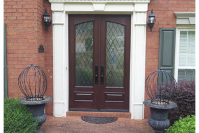 Modelo de puerta principal clásica grande con puerta doble y puerta de madera oscura