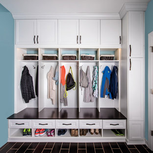 Großer Moderner Eingang mit blauer Wandfarbe, Keramikboden und braunem Boden in Minneapolis