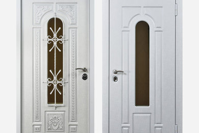 Diseño de puerta principal tradicional renovada grande con paredes rojas, puerta simple y puerta blanca