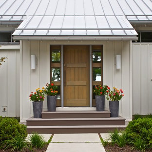 Idee per una porta d'ingresso minimal con una porta singola e una porta in legno bruno