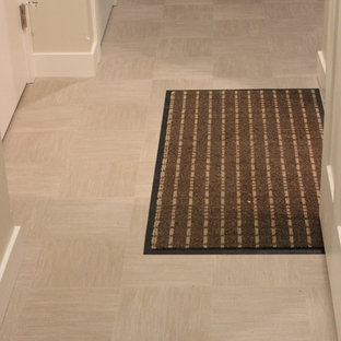 Inredning av ett modernt mellanstort kapprum, med beige väggar och vinylgolv