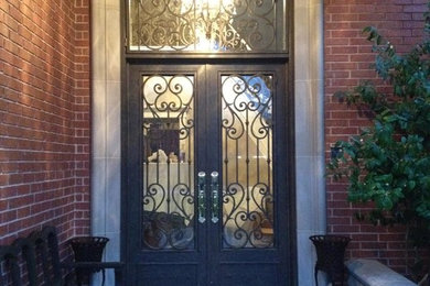 ヒューストンにあるお手頃価格の中くらいなトラディショナルスタイルのおしゃれな玄関ドア (ガラスドア) の写真