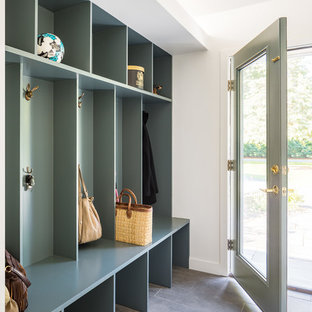 Immagine di un ingresso con anticamera design di medie dimensioni con pareti bianche, pavimento in ardesia, una porta singola, pavimento grigio e una porta in vetro