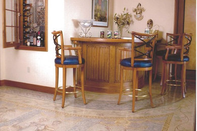 Ejemplo de bar en casa clásico pequeño con suelo de madera pintada