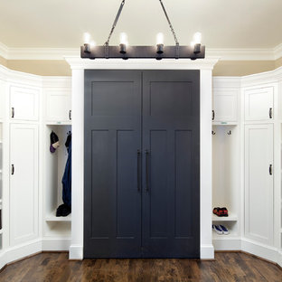 Ispirazione per un grande ingresso con anticamera classico con pareti beige e pavimento in legno massello medio