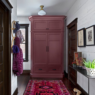 Foto de hall tradicional, pequeño, con paredes blancas, suelo de madera oscura, puerta simple, puerta de madera oscura y suelo marrón