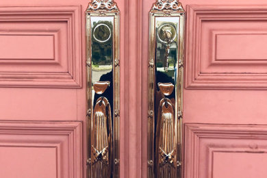 ロサンゼルスにあるお手頃価格のトラディショナルスタイルのおしゃれな玄関ドアの写真