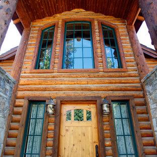 75+ Hauseingänge mit brauner Wandfarbe und heller Holztür Ideen