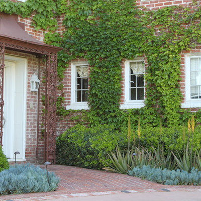 Example of a classic front door design in Los Angeles