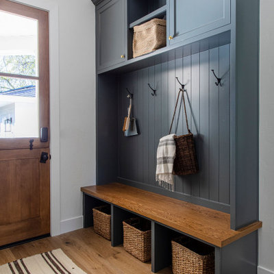 Cottage entryway photo in Sacramento