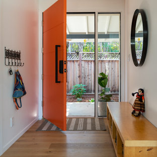 Mittelgroßer Moderner Eingang mit Foyer, weißer Wandfarbe, hellem Holzboden, Einzeltür, orangefarbener Tür und beigem Boden in San Francisco