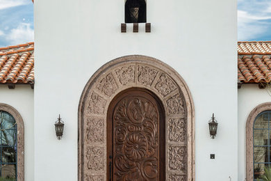 Idee per una porta d'ingresso mediterranea con una porta singola e una porta in legno scuro