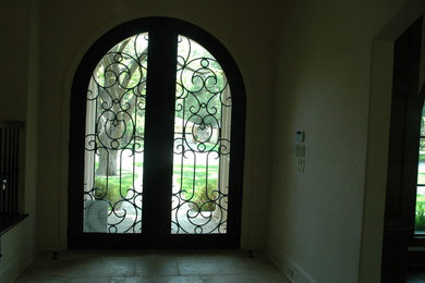 ダラスにあるトランジショナルスタイルのおしゃれな玄関の写真