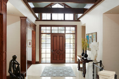 ミネアポリスにあるラグジュアリーな広いトラディショナルスタイルのおしゃれな玄関 (ベージュの壁、大理石の床、木目調のドア) の写真