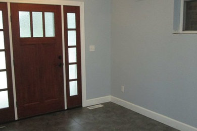 Источник вдохновения для домашнего уюта: узкая прихожая среднего размера в классическом стиле с синими стенами, полом из винила, одностворчатой входной дверью и входной дверью из дерева среднего тона