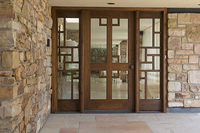 Свежая идея для дизайна: большая входная дверь в современном стиле с одностворчатой входной дверью и входной дверью из темного дерева - отличное фото интерьера