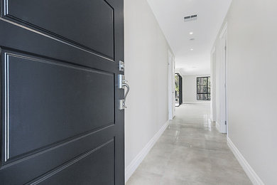 Идея дизайна: входная дверь среднего размера в стиле модернизм с бежевыми стенами, полом из керамогранита, одностворчатой входной дверью, коричневой входной дверью и бежевым полом