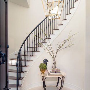 Imagen de distribuidor marinero, de tamaño medio, con paredes beige, suelo de piedra caliza, puerta simple y puerta de madera oscura