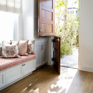 Ejemplo de vestíbulo posterior marinero, de tamaño medio, con paredes blancas, suelo de madera clara, puerta tipo holandesa, puerta de madera en tonos medios y suelo beige