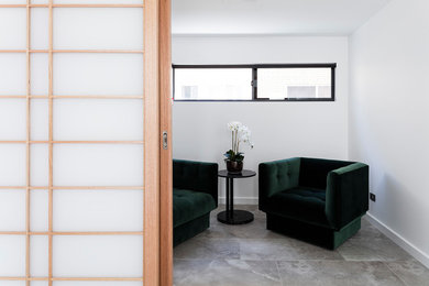 Idéer för en stor modern foajé, med vita väggar, travertin golv och grått golv